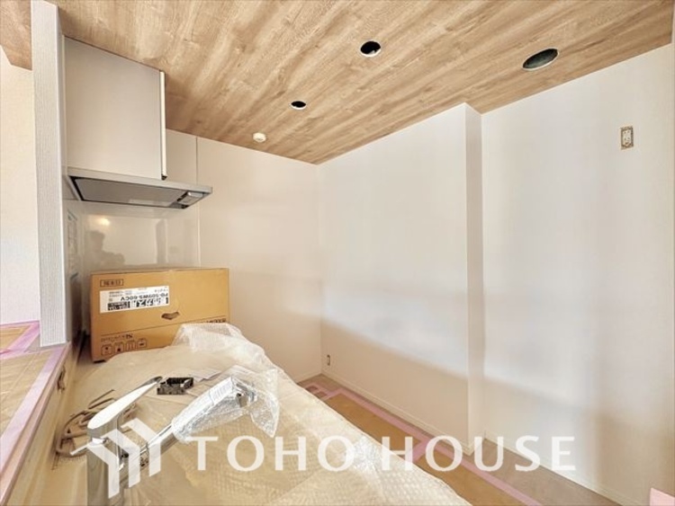 キッチン ◆愛育◆キッチンは家族の絆を育む大切な空間。シンプルで使い易いSystemKitchenで愉しく作る料理は愛情のある美味しいご馳走に。家族で使える広々としたダイニングキッチンです。