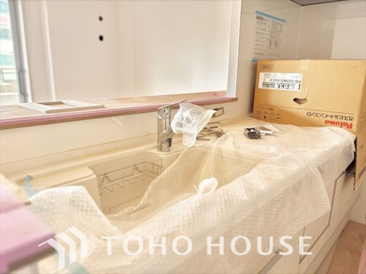 キッチン キッチンは家族の絆を育む大切な空間。シンプルで使い易いシステムキッチンで愉しく作る料理は愛情のある美味しいご馳走に。家族で使えるダイニングキッチンです。