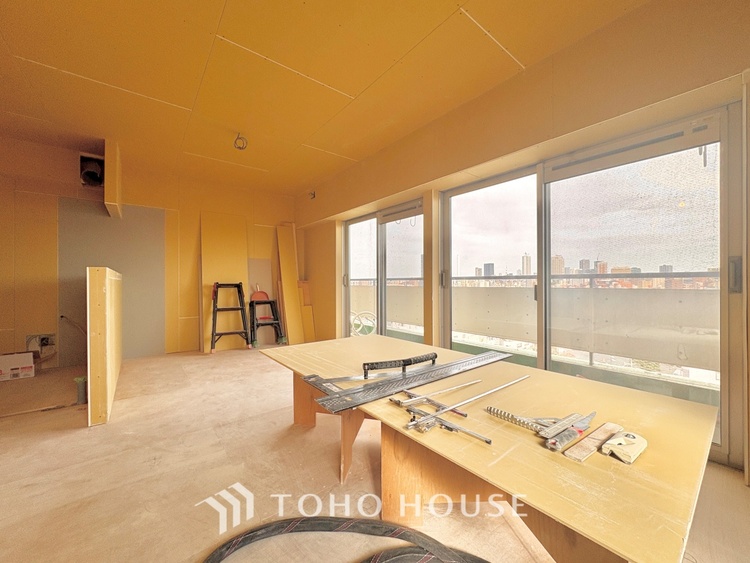 内装 【改装中】明るいリビングこそ居心地のいい暮らしが待っているのだと思う。