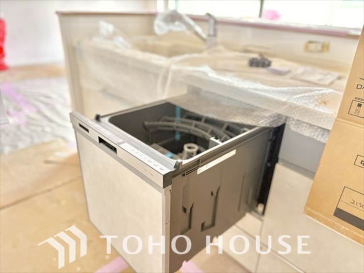 キッチン キッチンは家族の絆を育む大切な空間。シンプルで使い易いシステムキッチンで愉しく作る料理は愛情のある美味しいご馳走に。家族で使えるダイニングキッチンです。