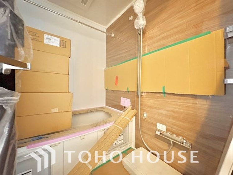 風呂 【浴室】《一日の疲れを落としてくれる場所は、落ち着く場所でなければならない》　高級感溢れるカラーと大きさ・柔らかな曲線で構成された半身浴も楽しめるバスタブが心地よさをもたらします。