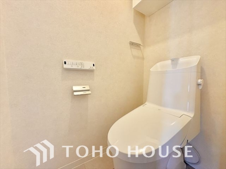 トイレ 清潔感あるホワイト調のクロスと温もり溢れるモダンカラーの床材が見事に調和した本邸宅は、毎日の生活を少しでも快適に過ごして頂ける様に落ち着いた雰囲気作りから行っています。