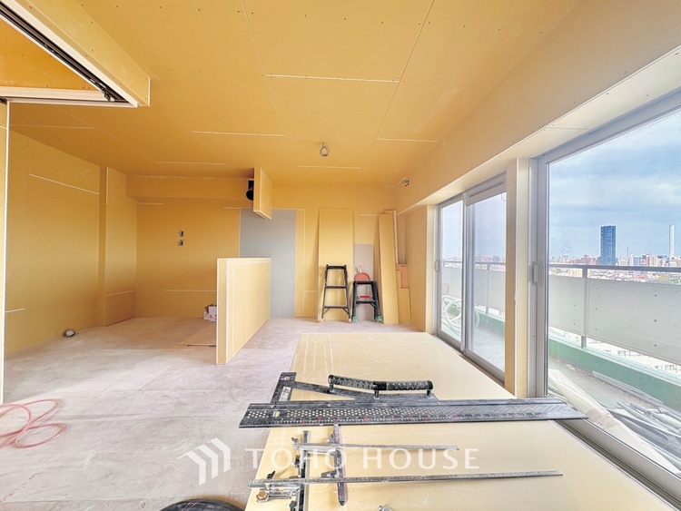 内装 【改装中】叶えたかったのは落ち着きのあるナチュラルな風合い、そして開放感があるリビング。優雅な気分に浸れる幸せな時間を家族が自然と集まりたくなるこの空間で。