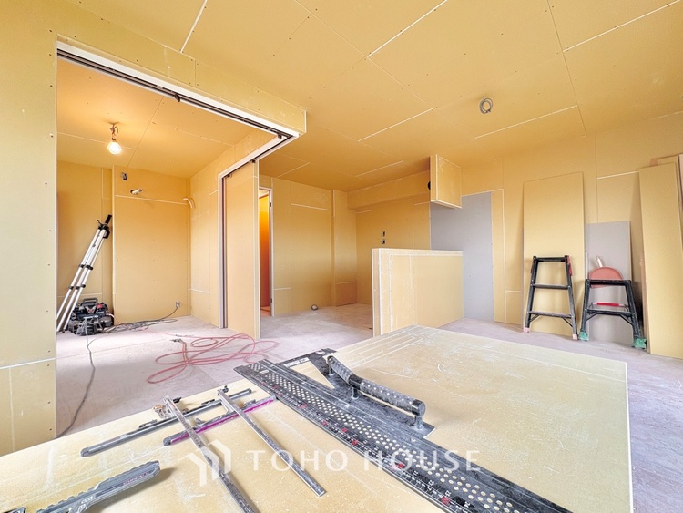 内装 【改装中】◆サンサンと◆差し込む太陽の光がこのリビングに笑いをもたらす。ソファの上のクッションがポカポカした暖気にぬくぬくと微睡んでいる。