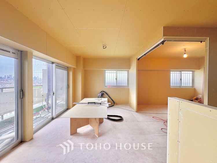 内装 【改装中】「想像していた以上に広い」が写真を撮っているときの感想です。家事動線に配慮したプランによりご家族がくつろげる明るく広い空間が確保できました。