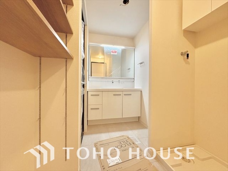 洗面 気持ちの良い朝をつくりだし、夕方には笑顔を取り戻させてくれるミラー。パウダールームはいつでも本来の自分を取り戻せる空間。明るく仕上げてあります。