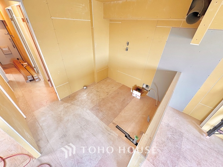 キッチン 【改装中】キッチンは家族の絆を育む大切な空間。シンプルで使い易いシステムキッチンで愉しく作る料理は愛情のある美味しいご馳走に。家族で使えるダイニングキッチンです。