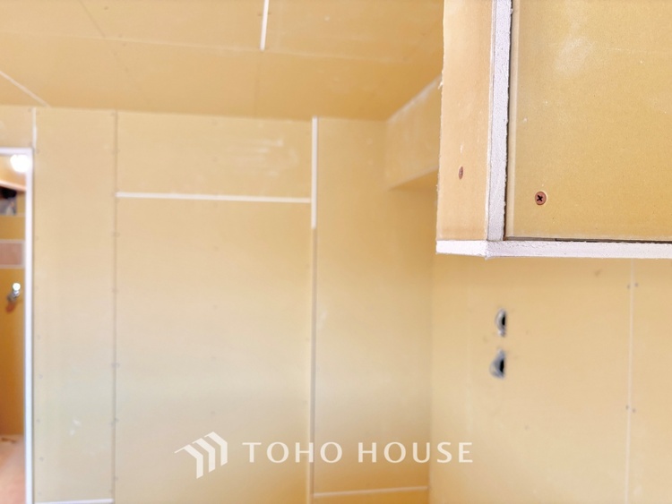 キッチン 【改装中】キッチンは家族の絆を育む大切な空間。シンプルで使い易いシステムキッチンで愉しく作る料理は愛情のある美味しいご馳走に。家族で使えるダイニングキッチンです。