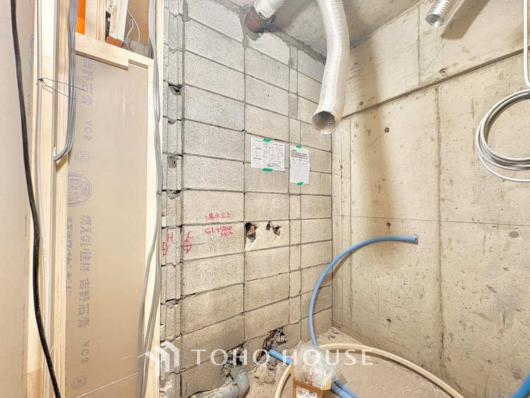 風呂 【改装中】【浴室】《一日の疲れを落としてくれる場所は、落ち着く場所でなければならない》　高級感溢れるカラーと大きさ・柔らかな曲線で構成された半身浴も楽しめるバスタブが心地よさをもたらします。