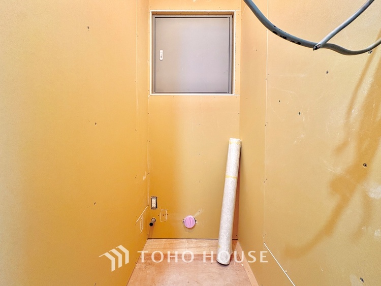 トイレ 【改装中】清潔感あるホワイト調のクロスと温もり溢れるモダンカラーの床材が見事に調和した本邸宅は、毎日の生活を少しでも快適に過ごして頂ける様に落ち着いた雰囲気作りから行っています。