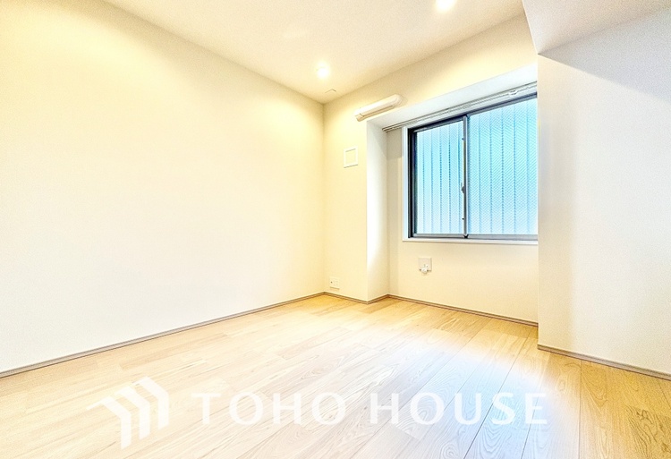 内装 風の通り道。舞い込んでくる風が優しく躍り、室内に爽やかな空気を運んでくる。そこに季節の息吹を感じて、いまがどんな季節なのかを実感する。