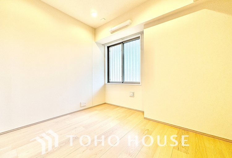 内装 使いやすく、明るい洋室に仕上がります。子供部屋や趣味のお部屋にご利用できます。ご自身で家具などを配置し、素敵な空間を創り上げられます。