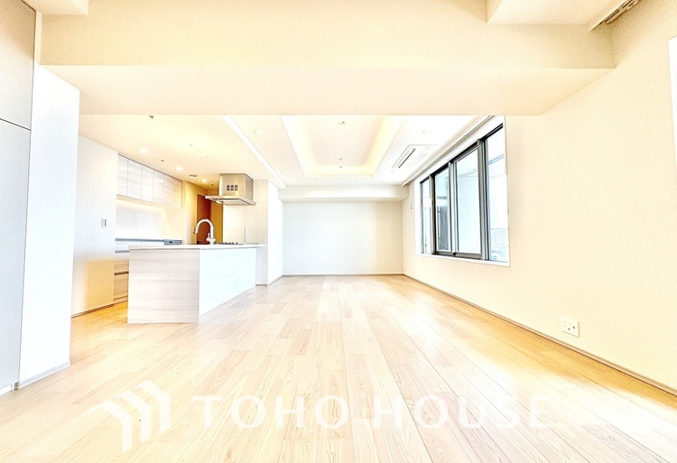 内装 ここはみんなが集い、食事と楽しい会話が始まる場所。話に夢中になりすぎて、ついつい時を忘れ、夜半過ぎになってしまう。そんな束の間の幸せを感じさせてくれます。