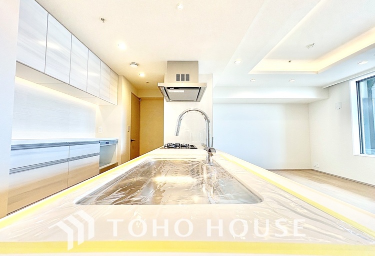 キッチン 手元の収納から、足元の収納までが全てスライド式で、奥のスペースまで有効に活用できます。奥まで上から見渡せるので、たまにしか使わない調理器具もサッと取出せます。