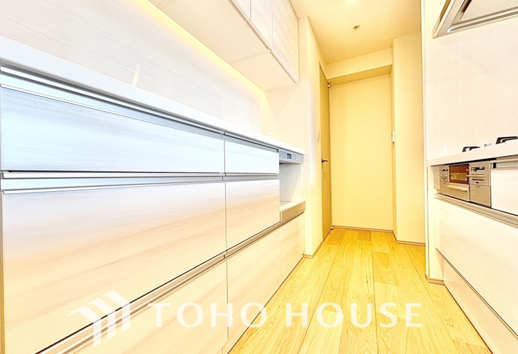 キッチン ◆愛育◆キッチンは家族の絆を育む大切な空間。シンプルで使い易いSystemKitchenで愉しく作る料理は愛情のある美味しいご馳走に。家族で使える広々としたダイニングキッチンです。