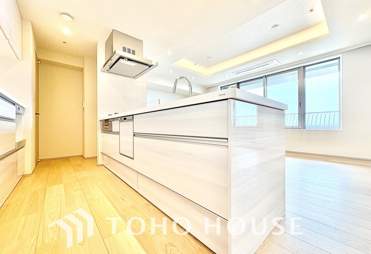 キッチン キッチンは家族の絆を育む大切な空間。シンプルで使い易いシステムキッチンで愉しく作る料理は愛情のある美味しいご馳走に。家族で使えるダイニングキッチンです。