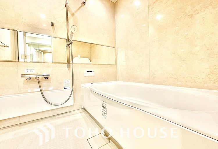 風呂 【浴室】《一日の疲れを落としてくれる場所は、落ち着く場所でなければならない》　高級感溢れるカラーと大きさ・柔らかな曲線で構成された半身浴も楽しめるバスタブが心地よさをもたらします。