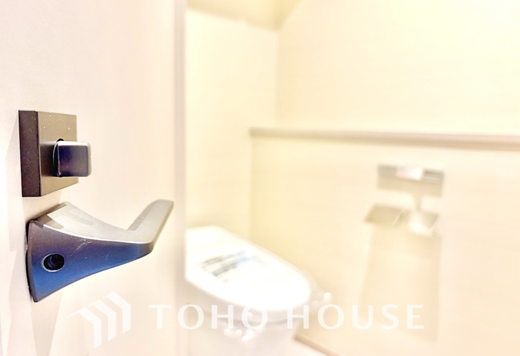 トイレ 清潔感あるホワイト調のクロスと温もり溢れるモダンカラーの床材が見事に調和した本邸宅は、毎日の生活を少しでも快適に過ごして頂ける様に落ち着いた雰囲気作りから行っています。