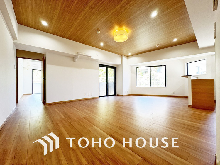 内装 広がりのある住空間、家族が集まるリビング・ダイニング