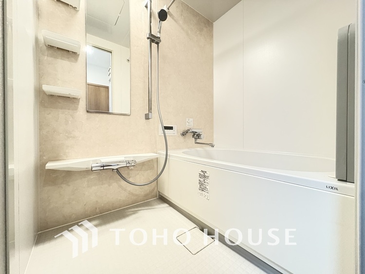 風呂 一日の疲れを癒すバスルームは、心地よいリラックスを叶える清潔感溢れる空間