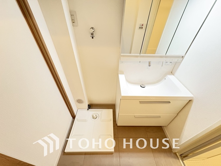 洗面 新規設置の洗面化粧台。収納豊富で使い勝手の良い3面鏡です