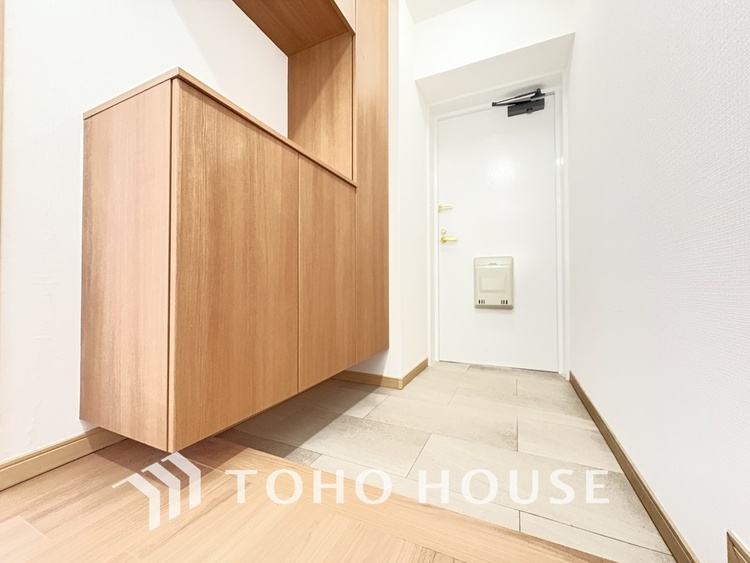 玄関 飾り過ぎないシンプルな内装の玄関