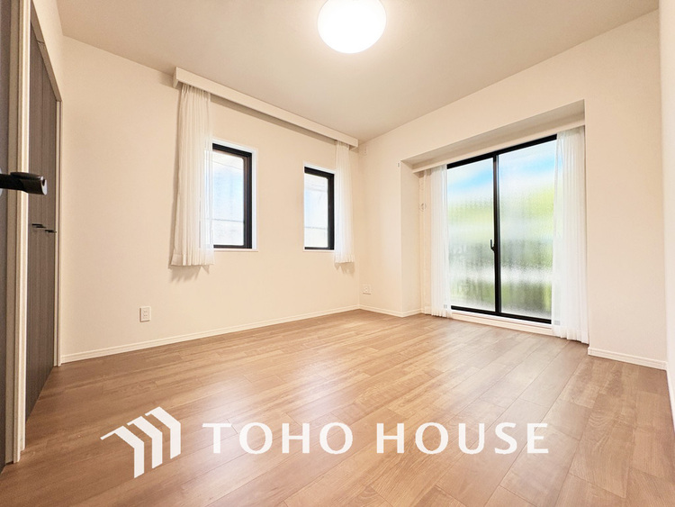 内装 採光もある洋室は、くつろぎのひと時を過ごすのにぴったり