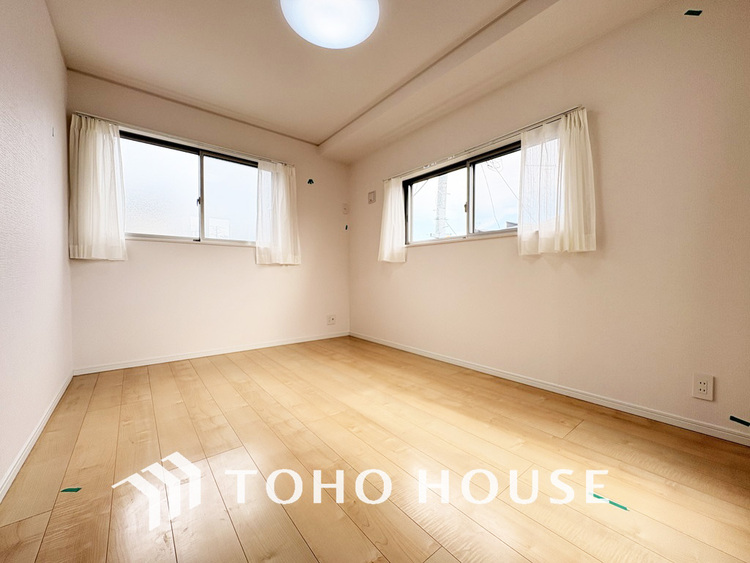 内装 採光もある洋室は、くつろぎのひと時を過ごすのにぴったり