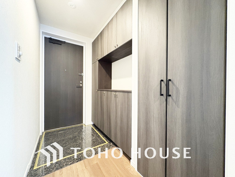 玄関 飾り過ぎないシンプルな内装の玄関