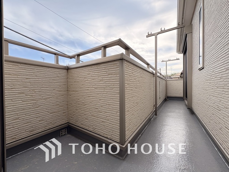 バルコニー 日当たりの良いバルコニーで晴れの日の洗濯物も楽しみになりますね