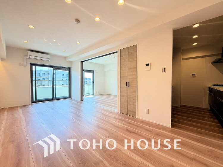 内装 広がりのある住空間、家族が集まるリビング・ダイニング