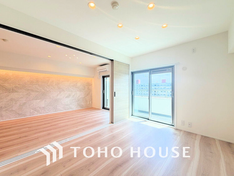 内装 採光もある洋室は、くつろぎのひと時を過ごすのにぴったり