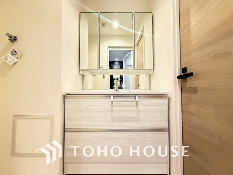 洗面 白を基調とした清潔感のある洗面室で朝の身支度を