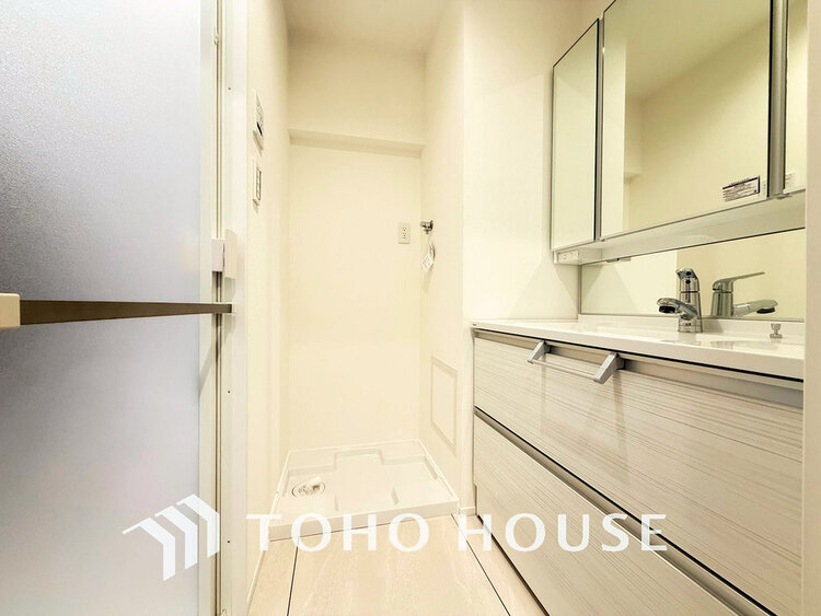 洗面 落ち着きのある色合いでまとめられた洗面室