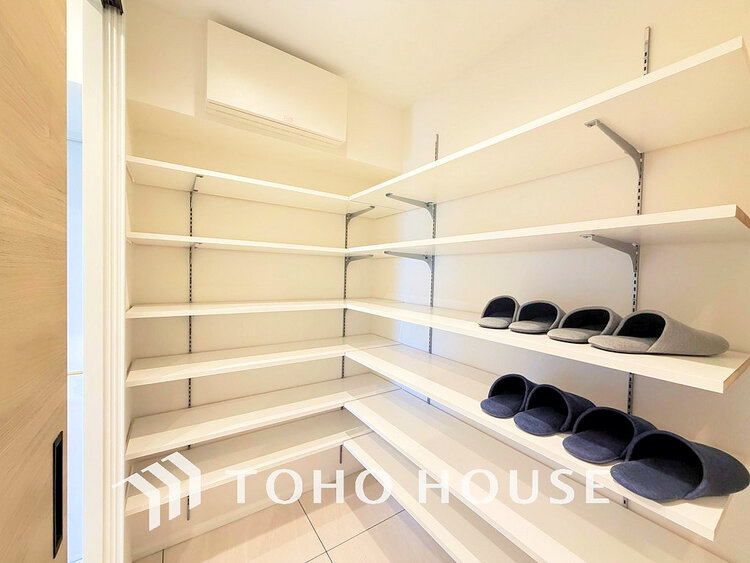 玄関 天井まである玄関収納はご家族分の履物も余裕で収納可能