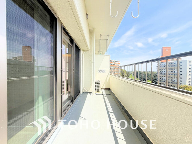 バルコニー 日当たりの良いバルコニーで晴れの日の洗濯物も楽しみになりますね