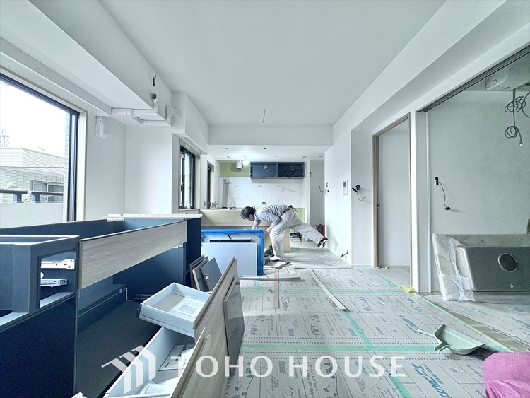 内装 居心地のいい暮らしには欠かせない眩い採光。ゆったりとした幅の窓からこの空間に降り注ぐ採光が絶えない。明るいリビングこそ居心地のいい暮らしが待っているのだと思う。