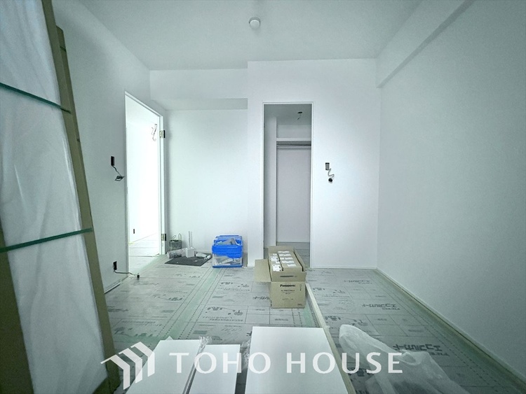 内装 風の通り道。舞い込んでくる風が優しく躍り、室内に爽やかな空気を運んでくる。