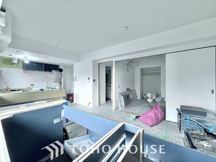 内装 叶えたかったのは落ち着きのあるナチュラルな風合い、そして開放感があるリビング。優雅な気分に浸れる幸せな時間を家族が自然と集まりたくなるこの空間で。