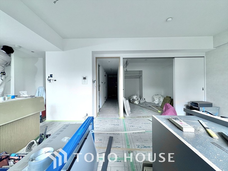 内装 ◆サンサンと◆差し込む太陽の光がこのリビングに笑いをもたらす。ソファの上のクッションがポカポカした暖気にぬくぬくと微睡んでいる。