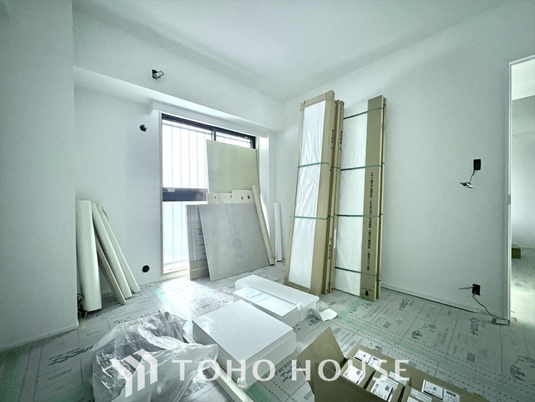 内装 使いやすく、明るい洋室に仕上がります。子供部屋や趣味のお部屋にご利用できます。ご自身で家具などを配置し、素敵な空間を創り上げられます。