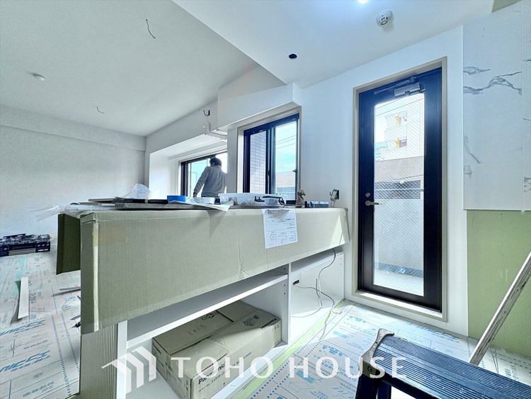 キッチン キッチンは家族の絆を育む大切な空間。シンプルで使い易いシステムキッチンで愉しく作る料理は愛情のある美味しいご馳走に。家族で使えるダイニングキッチンです。