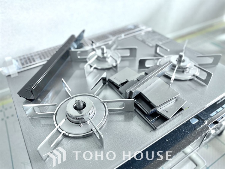 キッチン 毎日料理をする、料理が好き、家族が多くて量を作る必要がある、等の方々にとっては必須の３口コンロ。同時進行で効率アップはもちろん鍋を移動する回数が減り、無駄な動きを軽減することが出来ます。