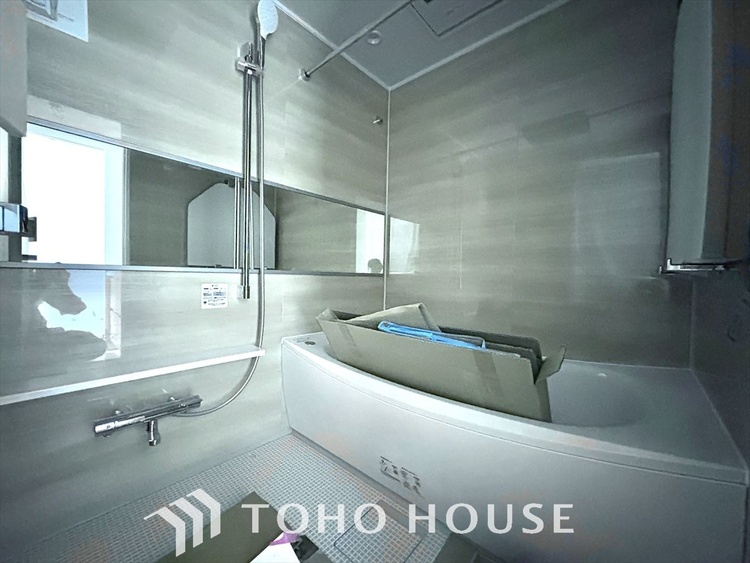 風呂 【浴室】《一日の疲れを落としてくれる場所は、落ち着く場所でなければならない》　高級感溢れるカラーと大きさ・柔らかな曲線で構成された半身浴も楽しめるバスタブが心地よさをもたらします。