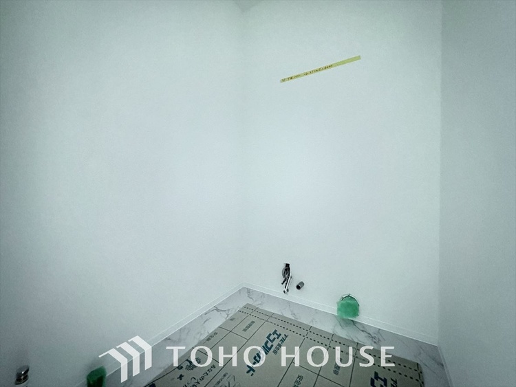 トイレ 清潔感あるホワイト調のクロスと温もり溢れるモダンカラーの床材が見事に調和した本邸宅は、毎日の生活を少しでも快適に過ごして頂ける様に落ち着いた雰囲気作りから行っています。