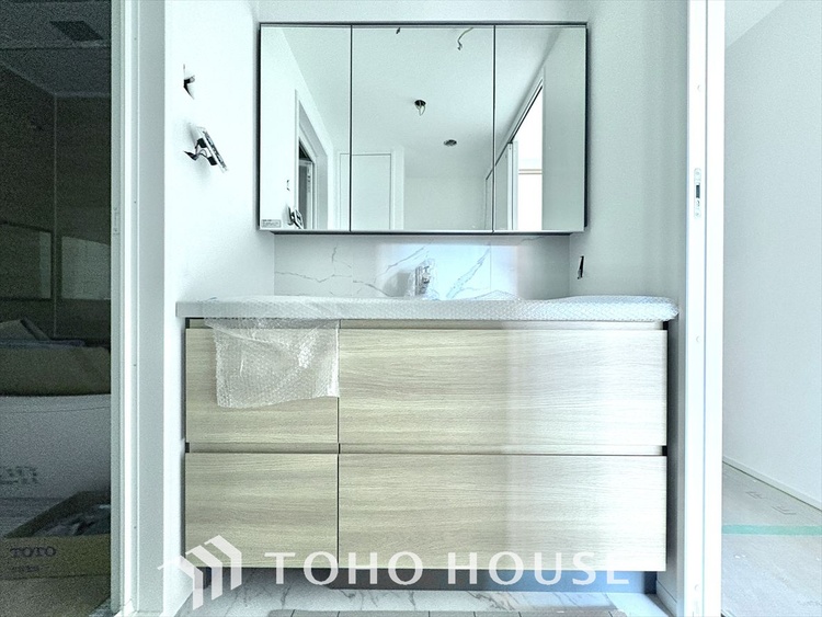 洗面 気持ちの良い朝をつくりだし、夕方には笑顔を取り戻させてくれるミラー。パウダールームはいつでも本来の自分を取り戻せる空間。明るく仕上げてあります。