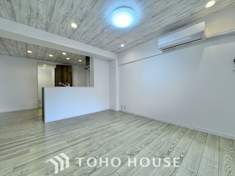 内装 忙しい朝でも、しっかり家族が揃って食事をして頂けるゆとりある大きさのダイニングスペース。