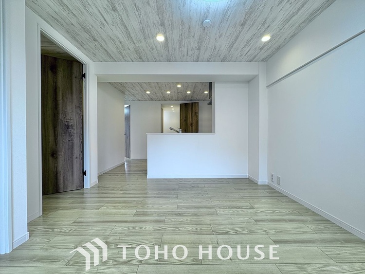 内装 居心地のいい暮らしには欠かせない眩い採光。ゆったりとした幅の窓からこの空間に降り注ぐ採光が絶えない。明るいリビングこそ居心地のいい暮らしが待っているのだと思う。