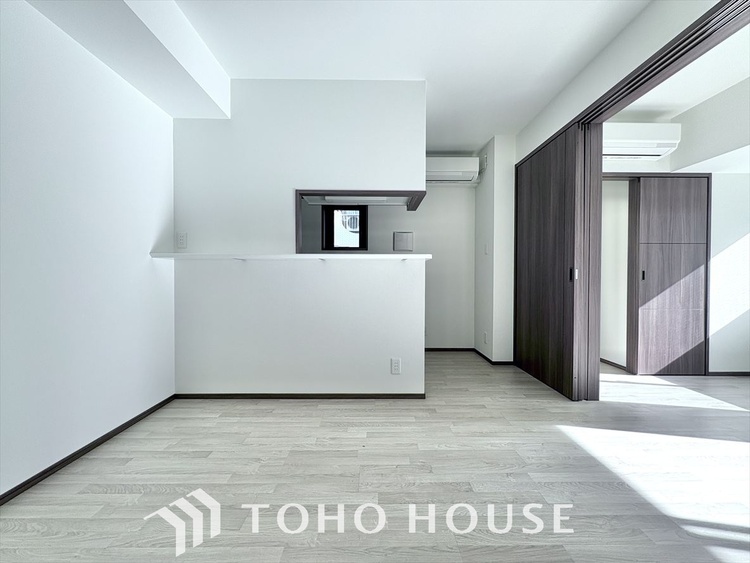 内装 居心地のいい暮らしには欠かせない眩い採光。ゆったりとした幅の窓からこの空間に降り注ぐ採光が絶えない。明るいリビングこそ居心地のいい暮らしが待っているのだと思う。