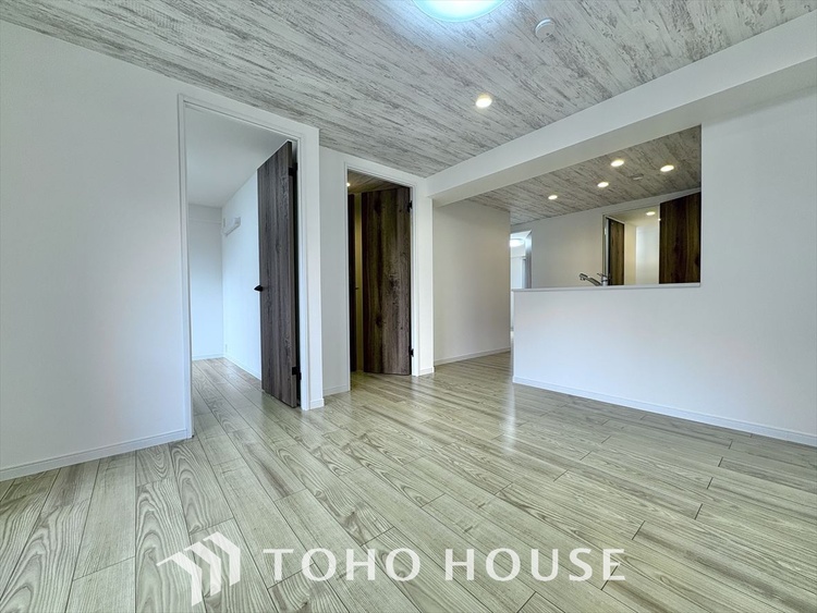 内装 叶えたかったのは落ち着きのあるナチュラルな風合い、そして開放感があるリビング。優雅な気分に浸れる幸せな時間を家族が自然と集まりたくなるこの空間で。